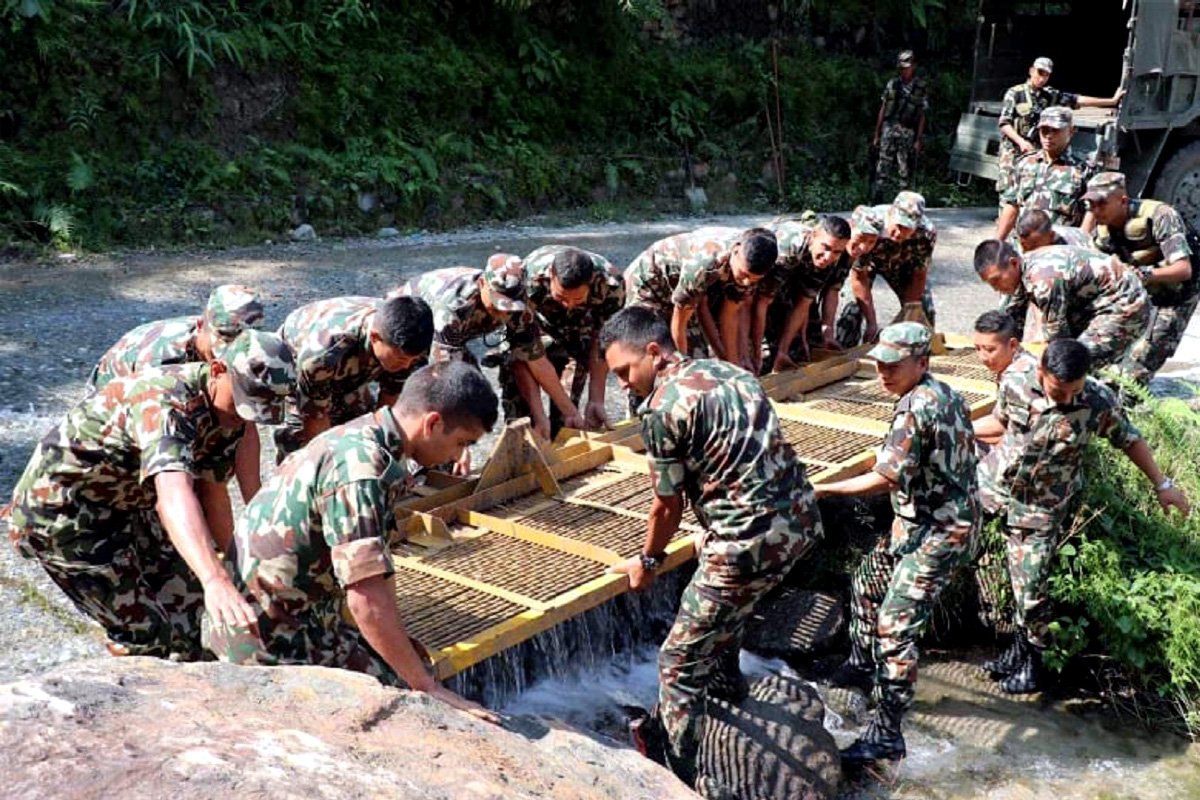 बेँसीसहरको राक्से खोलामा नेपाली सेनाद्वारा  ट्रस पुल निर्माण